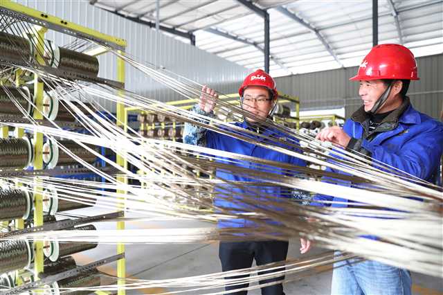 四川帕沃可矿物纤维制品的工人在检测用玄武岩为原材料